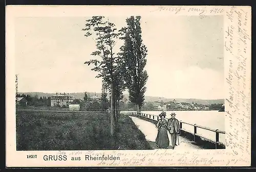 AK Rheinfelden, Uferpromenade mit Blick auf die Stadt, Spaziergänger