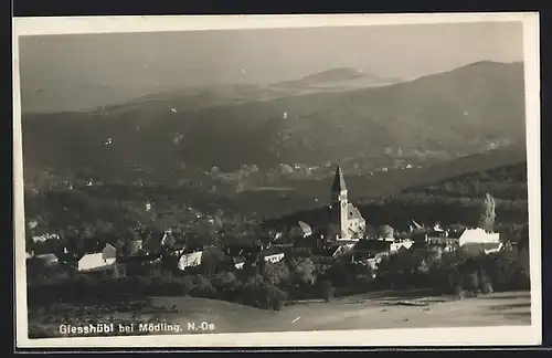 AK Giesshübl, Ortsansicht mit Hügellandschaft