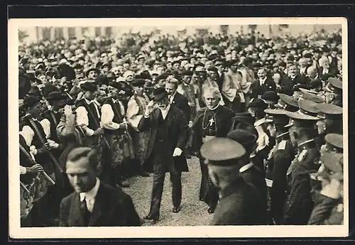 AK Präsident Masaryk (TGM), grüssend in einer Menschenmenge mit Soldaten und Trachtenträgern