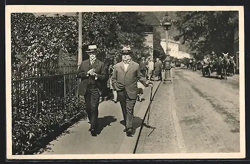 AK Präsident Masaryk (TGM) mit Begleiter auf dem Bürgersteig einer Strasse