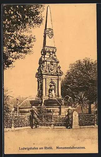 AK Ludwigshafen am Rhein, Besucher am Monumentalbrunnen