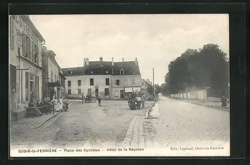 AK Ozoir-la-Ferriére, Place des Cyclistes-Hôtel de la Réunion