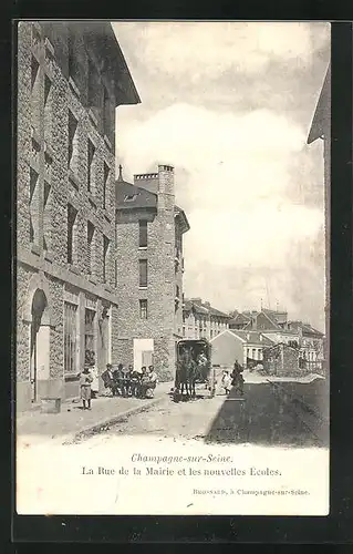 AK Champagne-sur-Seine, La Rue de la Mairie et les nouvelles Écoles