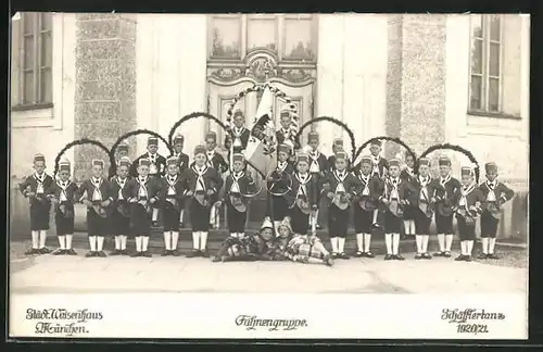 AK München, Städt. Waisenhaus, Fahnengruppe beim Schäffertanz 1920 /21