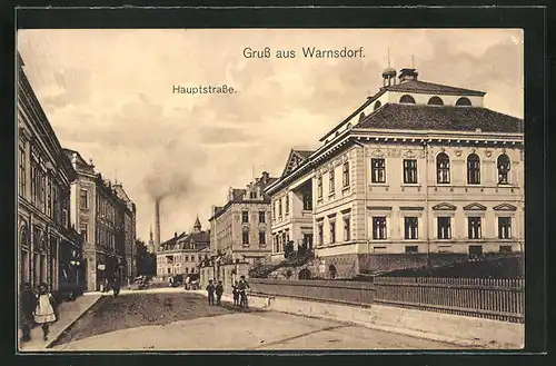 AK Warnsdorf / Varnsdorf, Hauptstrasse mit Gebäudeansicht und Passanten