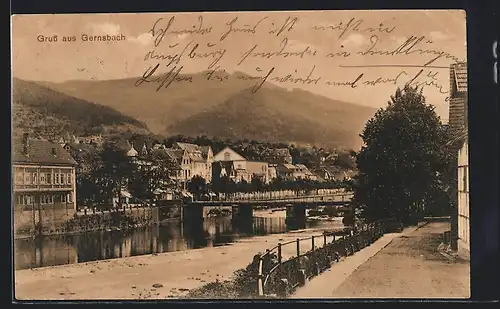 AK Gernsbach, Flusspartie mit Brücke und Uferstrasse