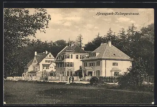 AK München, Kolbergerstrasse im Herzogpark mit Anwohnern