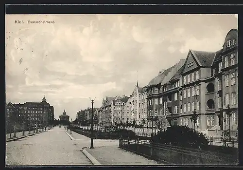 AK Kiel, Esmarchstrasse mit Mittelpromenade und Blick auf rundes Turmgebäude
