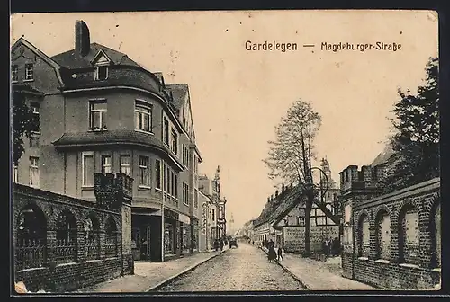 AK Gardelegen, Magdeburger Strasse, mit turmverzierter Mauer