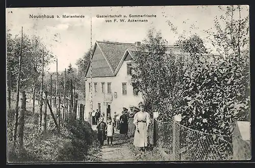 AK Neuenhaus bei Marienheide, Gastwirtschaft u. Sommerfrische F. W. Ackermann, mit Damen und Kindern auf einem Feldweg