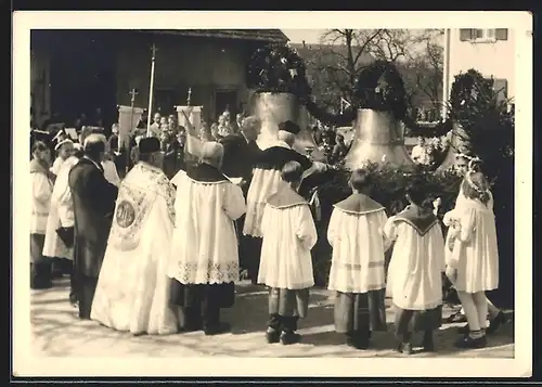 Foto-AK Gornhofen, Glockenweihe, mit Priestern, Kindern und geschmückten Glocken