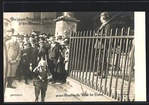 AK Berlin, Unter den Linden, an der Hauptwache, der jüngste Feldgraue in voller Ausrüstung