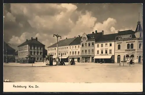 AK Radeburg, Marktplatz mit Hotel Hirsch