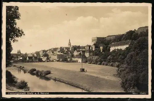 AK Glatz a. d. Neisse, Stadtansicht über den Fluss