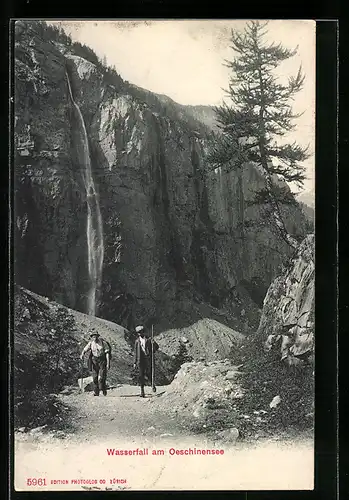 AK Oeschinensee, Wasserfall mit Bergsteigern