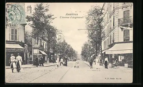 AK Asnières, l`avenue d`Argenteuil avec des passants