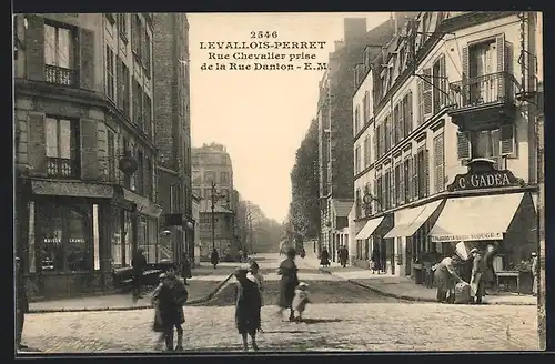 AK Levallois-Perret, Rue Chevalier prise de la Rue Danton