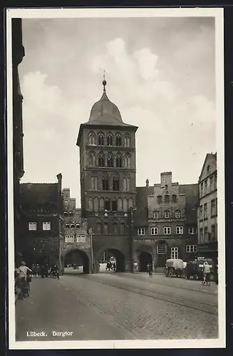AK Lübeck, Strassenpartie mit Burgtor