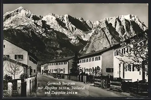 AK Garmisch-Burgrain, Strassenpartie mit Alpspitze, Höllental und Zugspitze