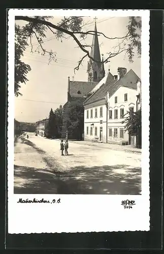 AK Mauerkirchen, Strassenansicht mit Kindern und Kirchturm