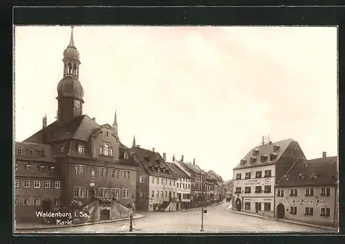 AK Waldenburg i. Sa., Blick auf den Marktplatz mit Kirche, Hotel Deutsches Haus und Fremdenhof Goldener Löwe