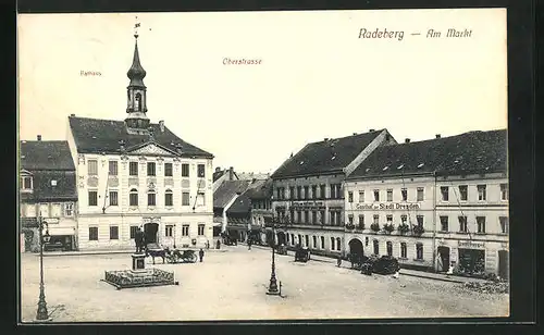 AK Radeburg, Marktplatz mit Rathaus und Sicht in die Oberstrasse