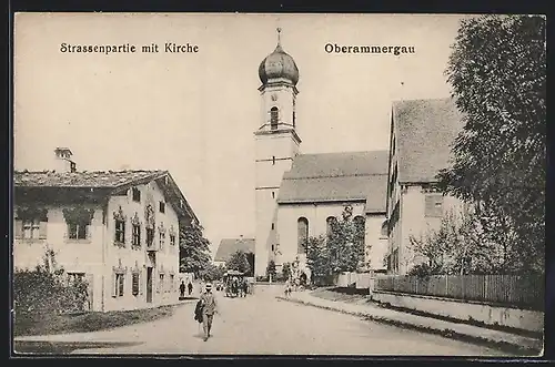 AK Oberammergau, Strassenpartie mit Kirche