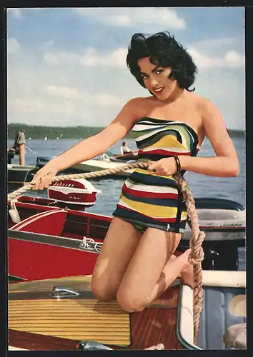AK Musikerin Mara Lane in Badebekleidung auf einem Boot