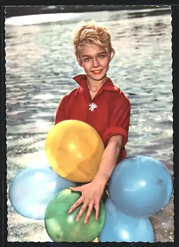 AK Schauspielerin Marion Michael im roten Kostüm mit bunten Luftballons in der Hand