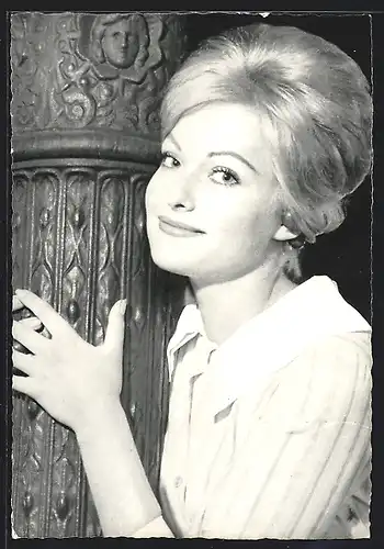 AK Schauspielerin Sabine Sesselmann an einer Säule