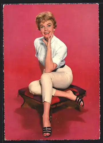 AK Schauspielerin Doris Day sitzt auf einem Hocker