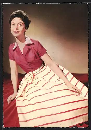 AK Schauspielerin Sonja Ziemann in Bluse und Rock