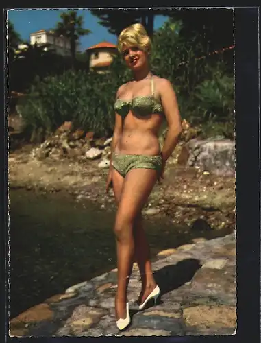 AK Schauspielerin May Johnsson im grünen Bikini auf einem Felsen stehend