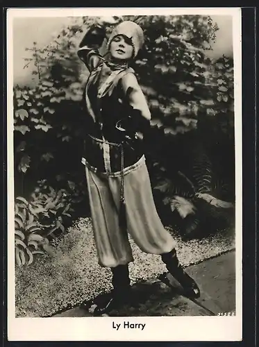 AK Schauspielerin Ly Harry in Pose