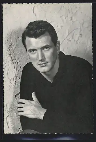 AK Schauspieler Rock Hudson im schwarzen Pullover