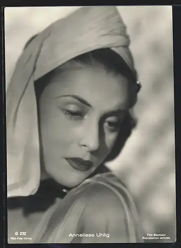 AK Schauspielerin Anneliese Uhlig, schüchtern mit Kopfbedeckung