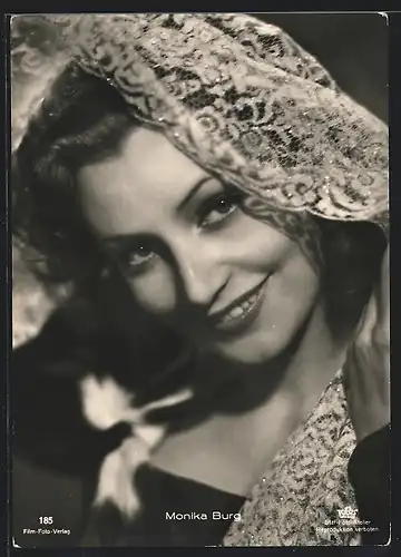AK Schauspielerin Monika Burg lugt unterm Schleier hervor