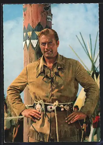 AK Szene aus Winnetou 1 nach Karl May, Lex Barker als Old Shatterhand vor dem Marterpfahl