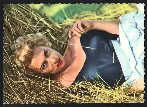 AK Schauspielerin Lee Carol liegt im Stroh