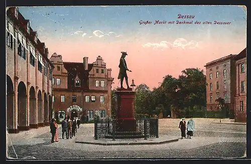 AK Dessau, Grosser Markt mit Denkmal des alten Dessauer