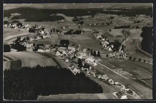 AK Schönwald / Schwarzwald, Ortsansicht vom Flugzeug aus gesehen