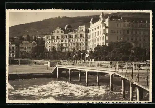 AK Abbazia, Strandpartie mit Seebrücke und Hotel Slavija
