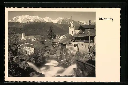 Foto-AK Schladming, Wasserschnelle mit Blick zur kirche und auf die Alpen