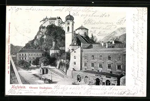 AK Kufstein, auf dem Oberen Stadtplatz, Blick hoch zum Schloss