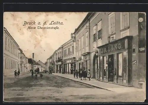 AK Bruck a. d. Leitha, Passanten in der Maria Theresienstrasse