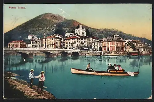 AK Ponte Tresa, Kinder am Ufer neben der Brücke, Blick auf die Stadt