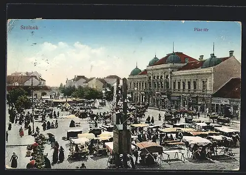 AK Szolnok, Piac tér, Hauptplatz am Markttag