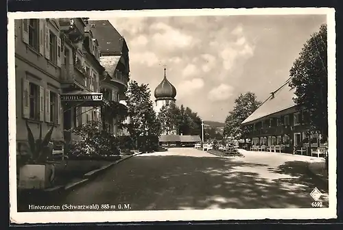 AK Hinterzarten /Schwarzwald, Strassenpartie mit Hotel Adler