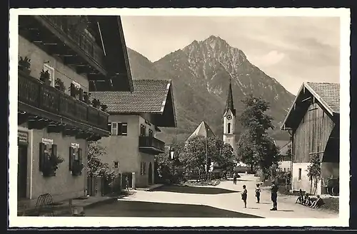 AK Piding / Obb., Ortspartie mit Kirche und Blick auf Hochstaufen