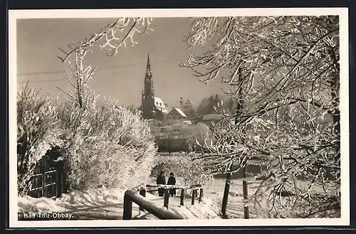 AK Bad Tölz /Obbay., Ortspartie mit Kirche im Schnee
